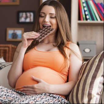 Beneficios y riesgos del chocolate negro durante el embarazo y la infancia