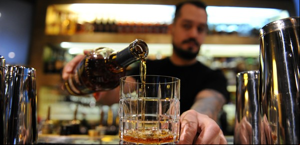 Día del whisky: los mejores bares para degustar gratis y beber con descuentos de hasta el 50 por ciento 