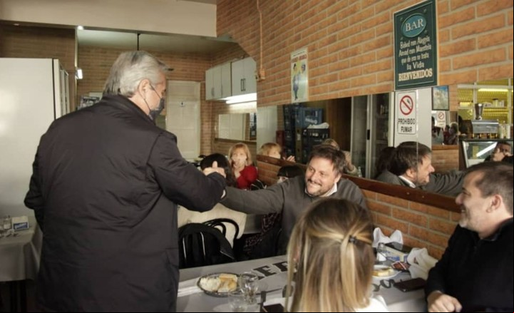 Leandro Santoro junto a Alberto Fernández. Foto: Twitter