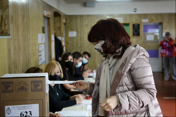 Cristina Kirchner emite su voto. Fotos: Emmanuel Fernández