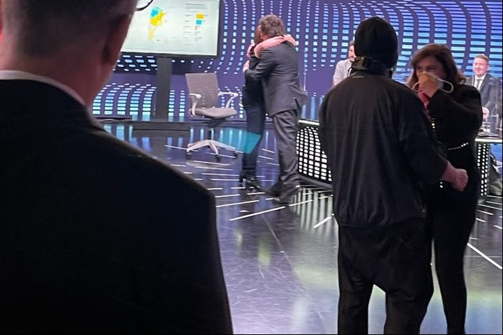 Patricia Bullrich y Javier Milei, fundidos en un abrazo en un estudio de tevé.