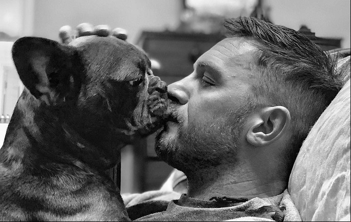 Tom y su perro actual. Foto: Instagram Tom Hardy