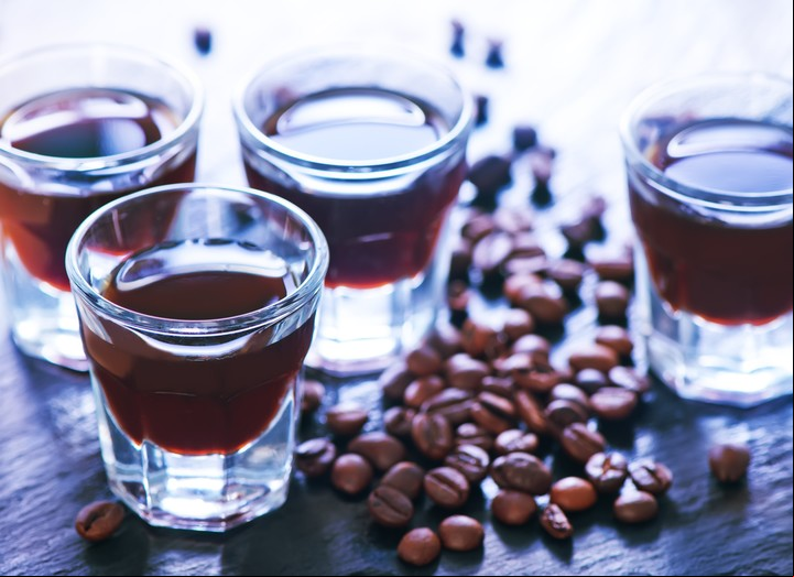 Se puede combinar el café con bicarbonato de sodio y crear un poderoso eliminador de olores. Foto: Shutterstock.