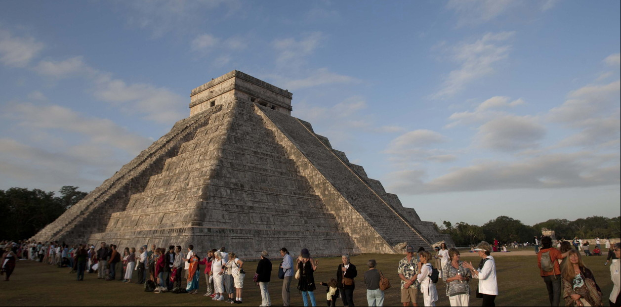 Lejos de la urbanización, en lugares sagrados, como Chichen Itzá, en México, se realizan meditaciones masivas. Foto: EFE.