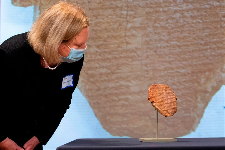 La piedra contiene un poema que relata las odisea del rey Gilgamesh. Foto: EFE