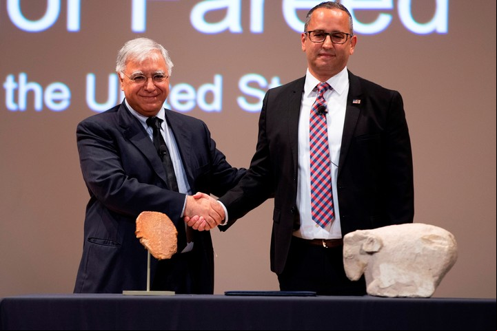 El embajador iraquí Fareed Yasseen recibe la pieza en Estados Unidos. Foto: EFE