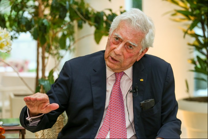 Mario Vargas Llosa será el primer académico que no escribe en francés en integrar la Academia sa. Foto EFE/José Jácome