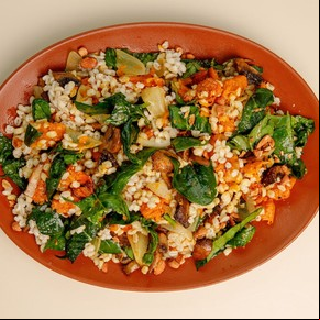 Ensalada de vegetales asados con cebada