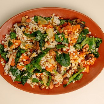 Ensalada de vegetales asados con cebada