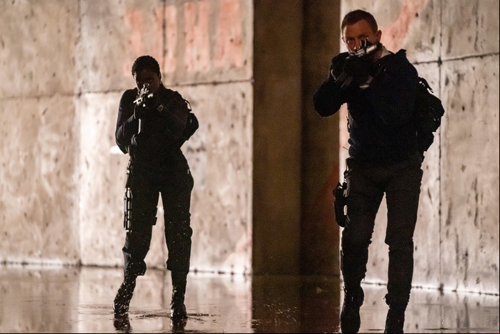 Lashana Lynch junto a Daniel Craig. Ambos agentes 007 del MI6 en la última película de Bond.