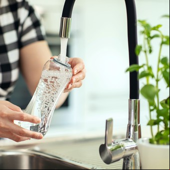 Botellas reutilizables: los 6 errores comunes que te hacen tomar agua contaminada