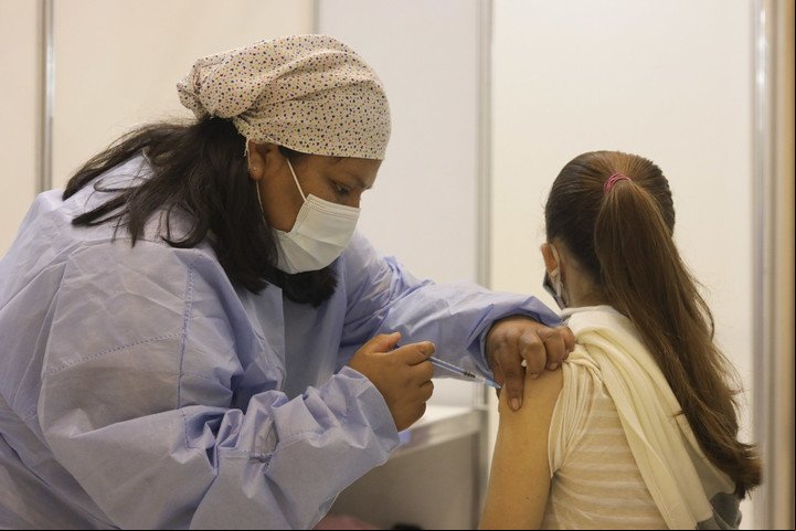La vacunación prapara al sistema inmune para defenderse ante infecciones. Foto Clarín.