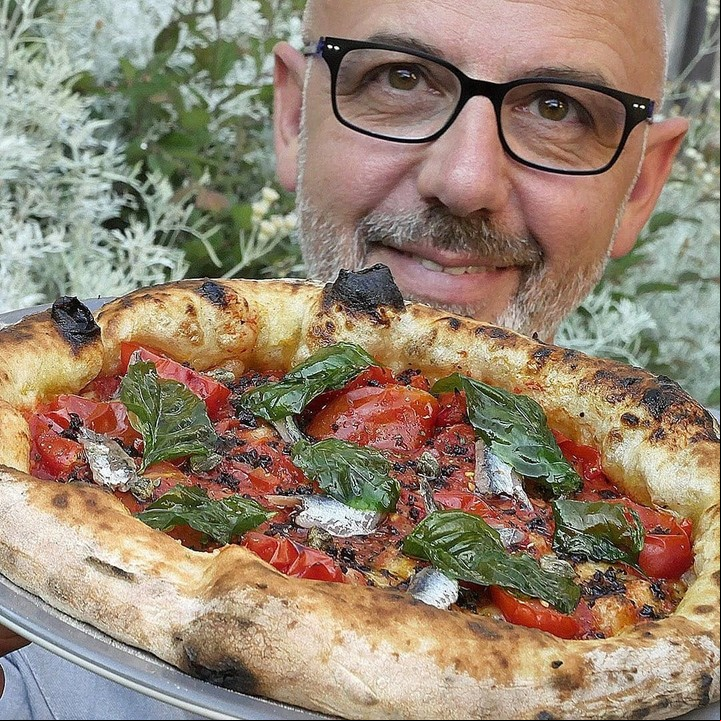 La salsa de tomate es una de las claves de una buena pizza, según Franco Pepe.