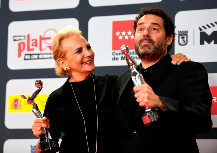 La actriz de la serie "Patria" Elena Irureta y su creador, Aitor Gabilondo (d), en la ceremonia de entrega de los Premios Platino del Cine y el Audiovisual Iberoamericano. EFE/ Víctor Lerena