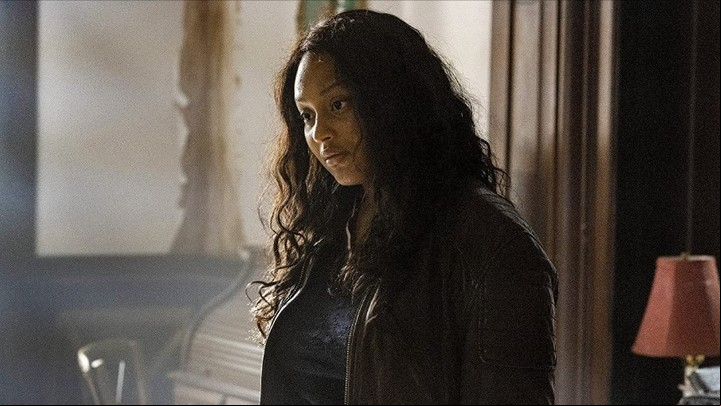Royale encarna a Iris Bennett, una estudiante inteligente del Campus Colony.