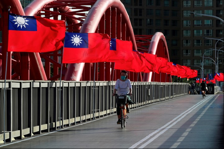 En Taipei, Taiwán, los preparativos para el día nacional, el 10 de octubre. Foto EFE
