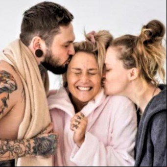 Poliamor: era feliz con su marido, se enamoró de una joven del gimnasio y ahora los tres viven juntos