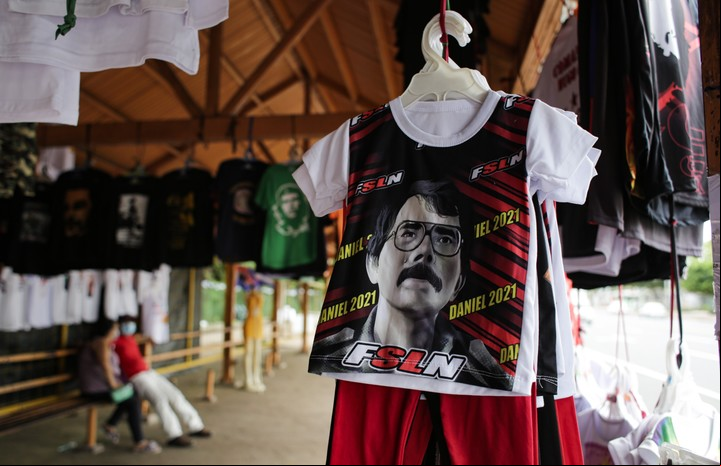 Una remera con la imagen de un joven Daniel Ortega, en un mercado de Managua, días atrás. Foto: XINHUA