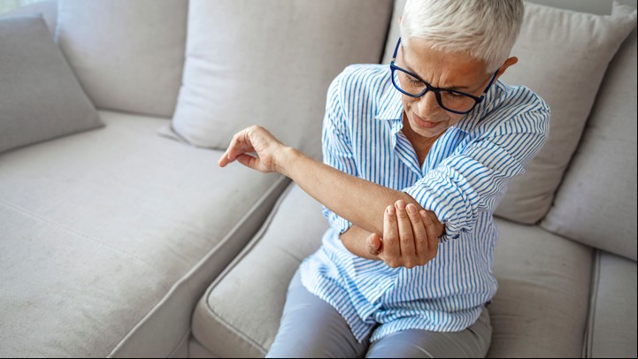 La artritis en los brazos es dolorosa. Ejercicios. Shutterstock.