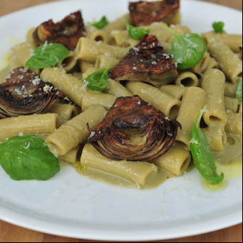 Pasta seca con pesto de alcauciles