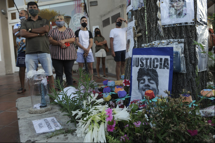 Un altar improvisado frente al boliche Le Brique de Villa Gesell, donde mataron a Fernando Báez Sosa. Foto: Fernando de la Orden