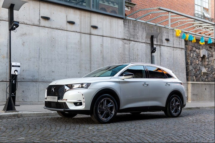 El DS 7 Crossback E-Tense encarna lo suntuoso del lujo francés con un bajo consumo de combustible.