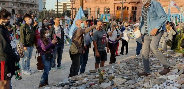 Muerte por tristeza en un hospital y festichola con amigos en Olivos