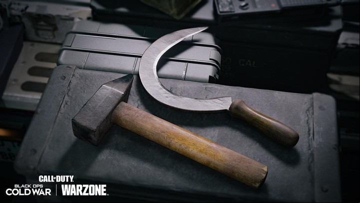 Llega el arma cuerpo a cuerpo de la hoz y el martillo. Siguiendo a La maldición, aplasta a tus enemigos con el poder de la hoz y el martillo.
