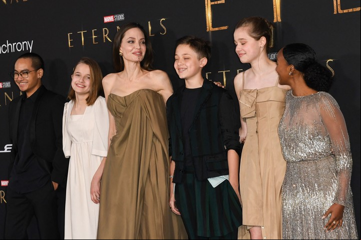 Angelina Jolie y sus hijos Maddox, Vivienne, Knox, Shiloh y Zahara, en una imagen de 2021. Foto: AFP