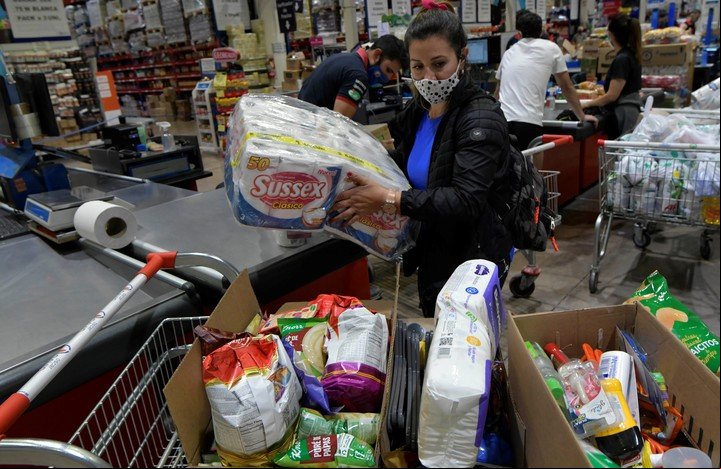 En los mayoristas se consiguen precios más bajos, en especial al llevar packs de 6, 12 o 24 unidades. Foto: Orlando Pelichotti/Los Andes.