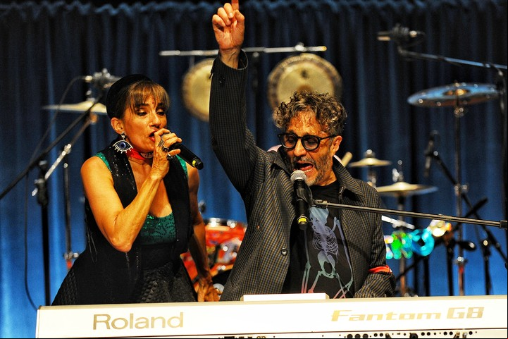 Hilda y Fito, otro de los incondicionales de Charly; un rato después celebró su obra en el Teatro Colón. Foto Martín Bonetto