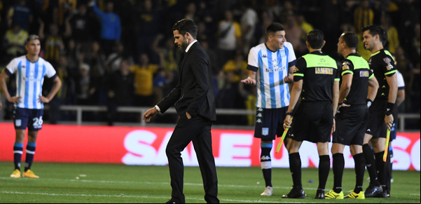 Racing hizo figura a Broun, pero en el debut de Gago se vuelve de Rosario con las manos vacías