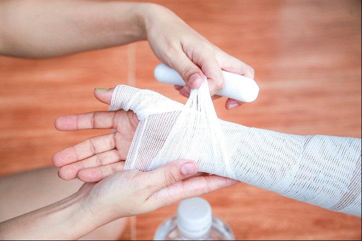 El botiquín es clave para brindar los primeros auxilios en caso de quemaduras, cortes y otros accidentes comunes. Foto: Shutterstock.