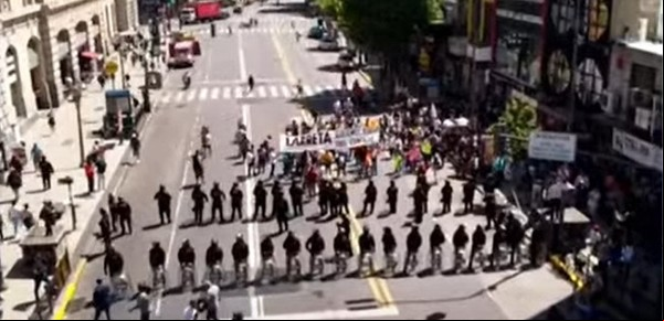 Manteros, comerciantes y vecinos, enfrentados en una protesta en Once