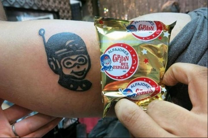 El logo de Capitán del Espacio, como tatuaje de un fan (Facebook. Damián Martínez/Alfajor Capitán del Espacio)