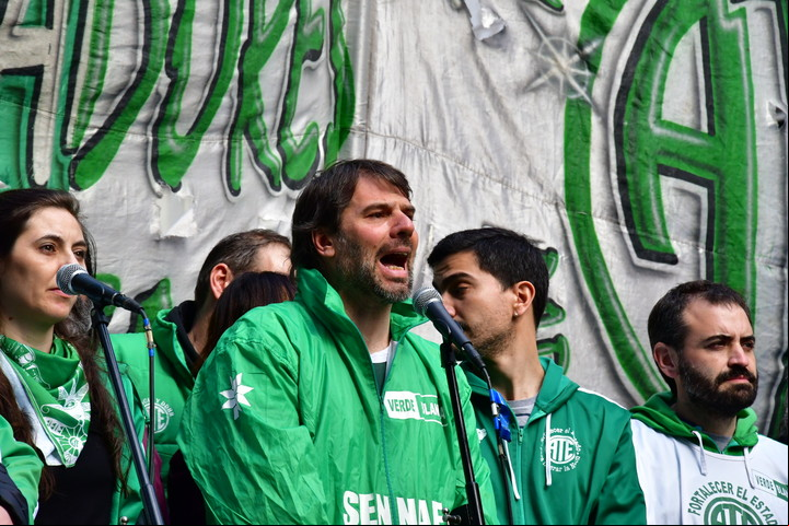 Daniel Catalano dijo que, con un camión con parlantes, soplará las respuestas de los exámenes de idoneidad. Foto Marcelo Carroll