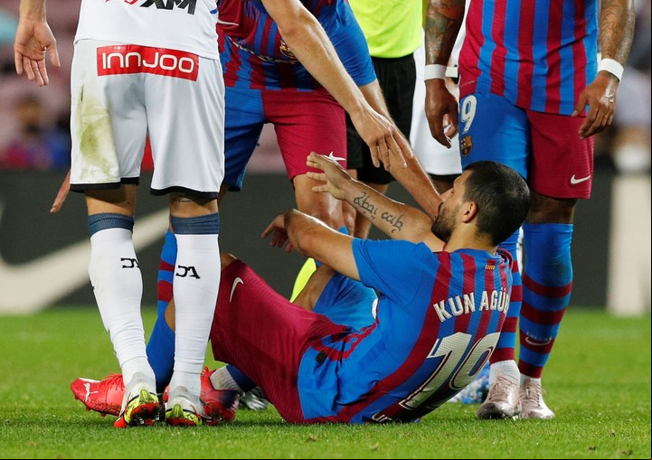 Agüero, tendido tras caer luego de un salto a disputar la pelota. Foto REUTERS/Albert Gea