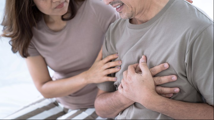 El dolor en el pecho es uno de sus síntomas. Foto Shutterstock.