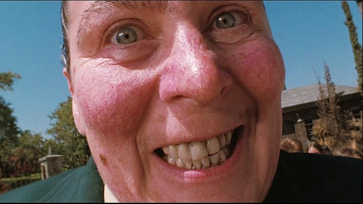 La directora Tronchatoro, con la dentadura sucia de la genial Pam Ferris. Foto Archivo Clarín