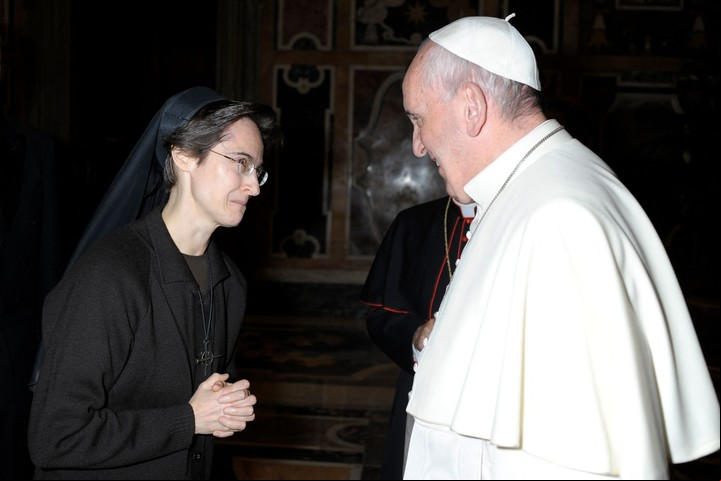 El Papa con la hermana Raffaella Petrini. Foto: AFP