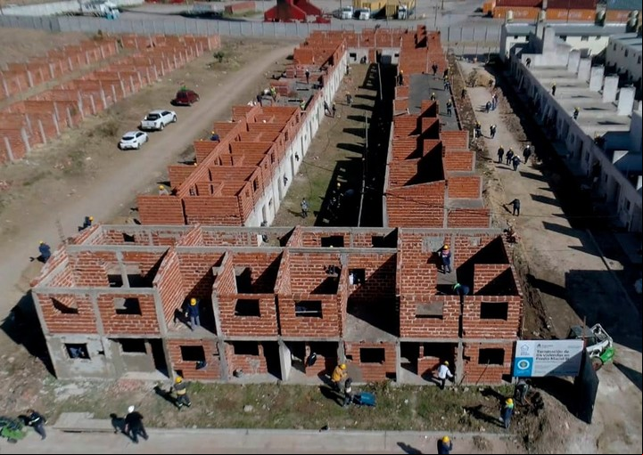 Una imagen de las casas de Isla Maciel, sin techos ni ventanas. Foto: Twitter Jorge Ferraresi.