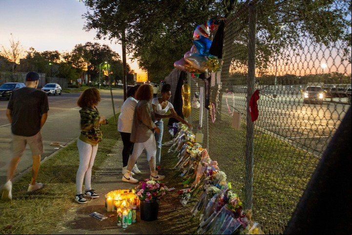 El memorial que recuerda a las víctimas de la estampida ocurrida en el Astroworld Festival en Houston. Foto Thomas Shea / AFP