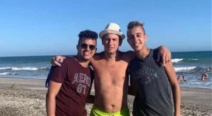 Roberto Sabo, con Nicolás y Tomás, sus hijos. El kiosquero fue asesinado durante un asalto en Ramos Mejía.