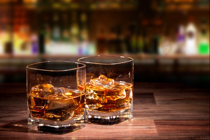 El vaso Tumbler permite beber sin perder o visual.