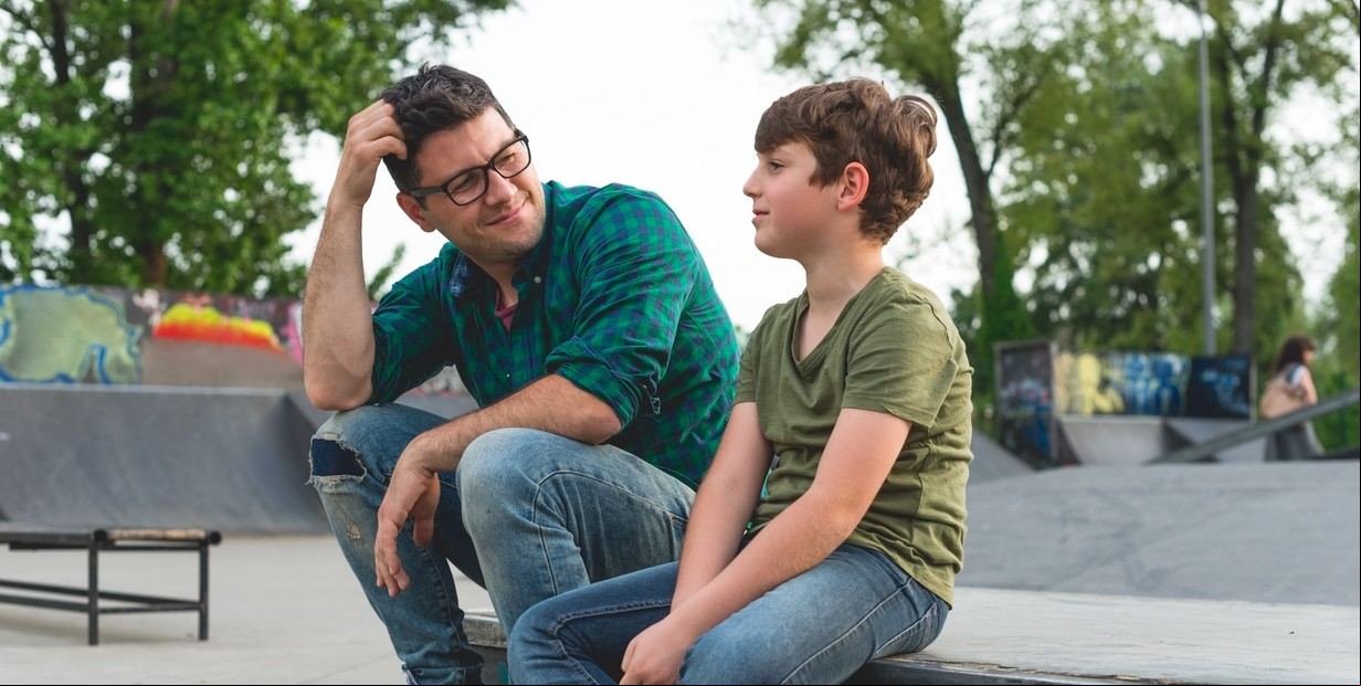 Las relaciones se construyen. Encontrar intereses compartidos, una forma de que sientan confianza para hablar de todo. Foto: Shutterstock.
