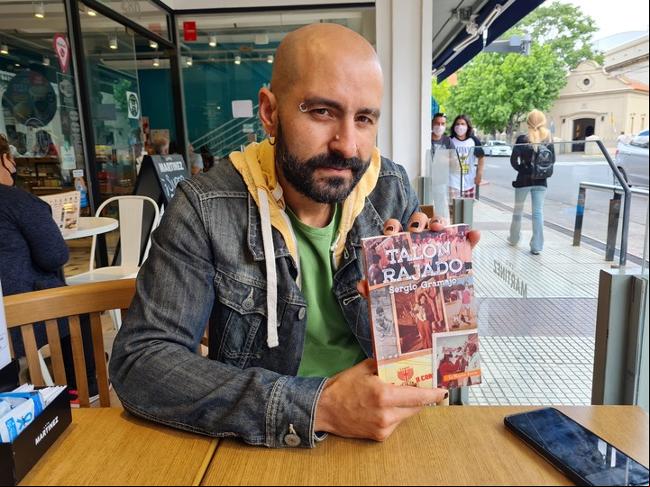 Sergio con su anterior libro, Talón Rajado.