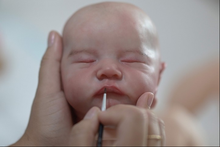Los bebés reborn están hechos a mano.