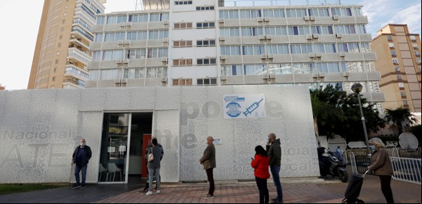 Crecen los casos de coronavirus y Europa debate cómo obligar a vacunar a los "no vacs"
