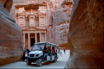 Ahora los turistas se mueven con carritos eléctricos en Petra