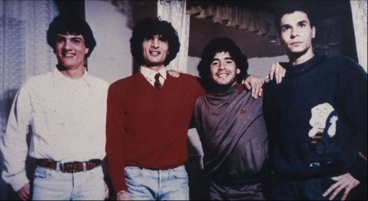 Diego Maradona junto a Raffaele, Carmine y Ciro Giuliano.